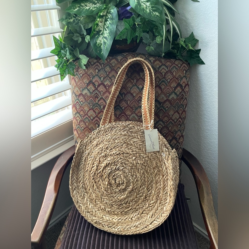 🔥 NWT~The VACATION TOTE Universal Treads Round Straw Tote Bag 1 Inside pocket
